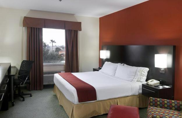 Holiday Inn Express Hotel And Suites Brownsville By Ihg Екстериор снимка