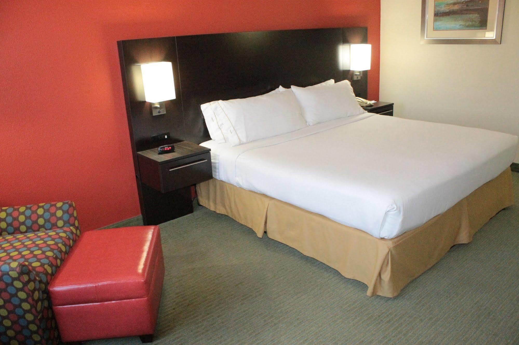 Holiday Inn Express Hotel And Suites Brownsville By Ihg Екстериор снимка
