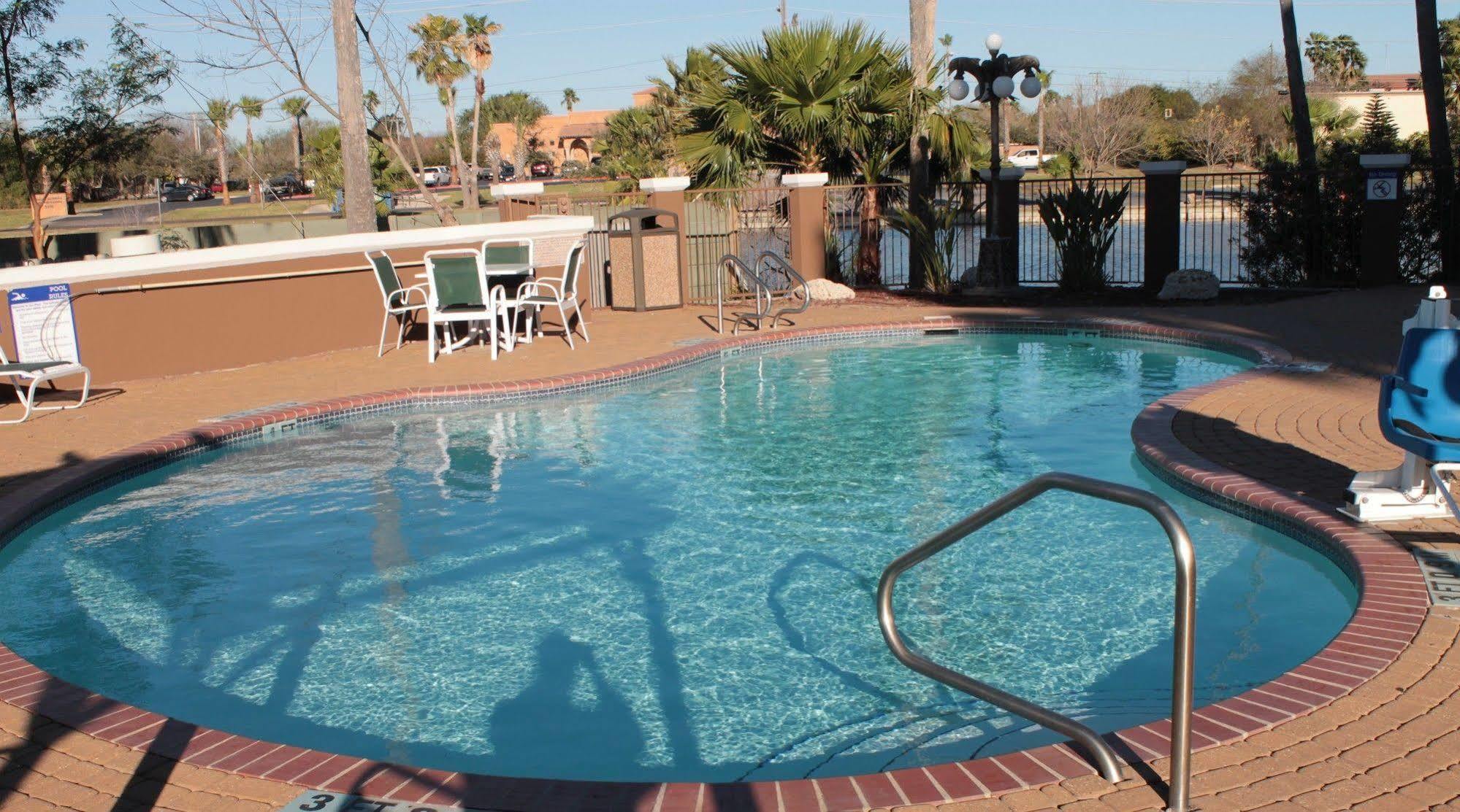 Holiday Inn Express Hotel And Suites Brownsville By Ihg Екстериор снимка
