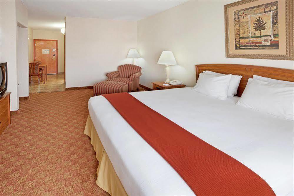 Holiday Inn Express Hotel And Suites Brownsville By Ihg Екстериор снимка